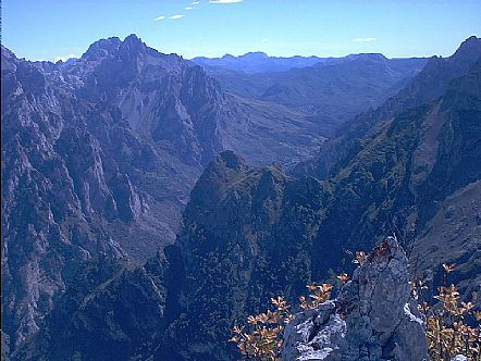 Cueto Agudos desde el Cuvicente (centro de la imagen)