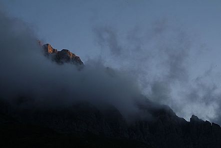 Despierta un nuevo da en los Picos de Europa (Torres de Arestas -Posada de Valden-)