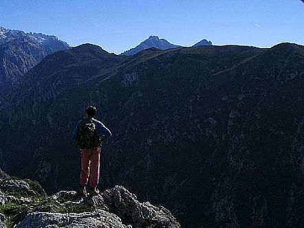 Sierras de Amieva y Bescova desde los Porros de Vizcalluenga (despuntando el Canto Cabronero y el Valdepino)