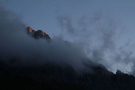 Despierta un nuevo día en los Picos de Europa (Torres de Arestas -Posada de Valdeón-)